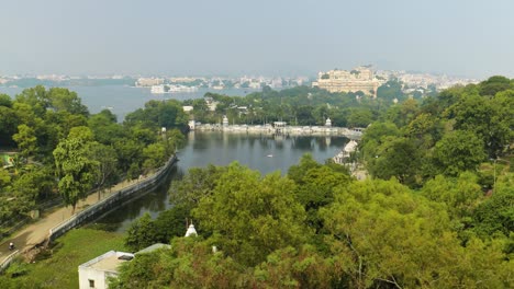 Udaipur,-También-Conocida-Como-La-Ciudad-De-Los-Lagos,-Es-Una-Ciudad-En-El-Estado-De-Rajasthan-En-India.-Es-La-Capital-Histórica-Del-Reino-De-Mewar-En-La-Antigua-Agencia-Rajputana.