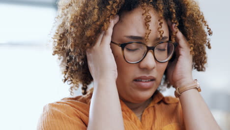 estrés, dolor de cabeza y mujer negra con ansiedad