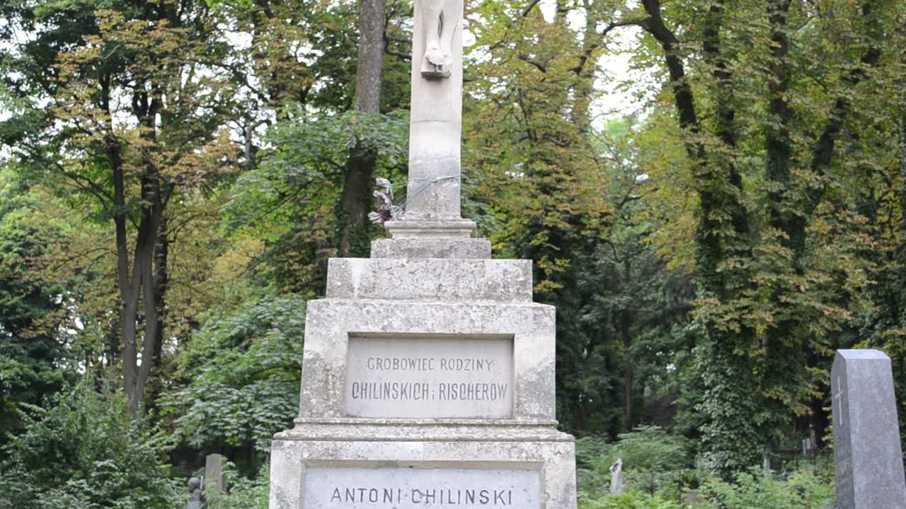 Lapide a forma di figura crocifissa. Leopoli, Ucraina. Cimitero di Lychakiv, il complesso storico e commemorativo (dal 1991) a Leopoli nel quartiere storico di Lychakiv, uno dei cimiteri più antichi dell'Ucraina.