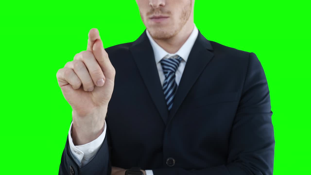 녹색 배경 에 손 을 들고 있는 백인 남자 의 중간 부분