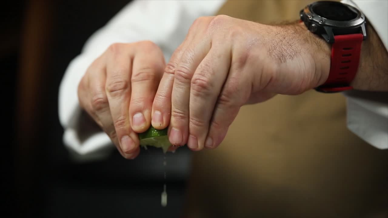 el chef exprime la cal