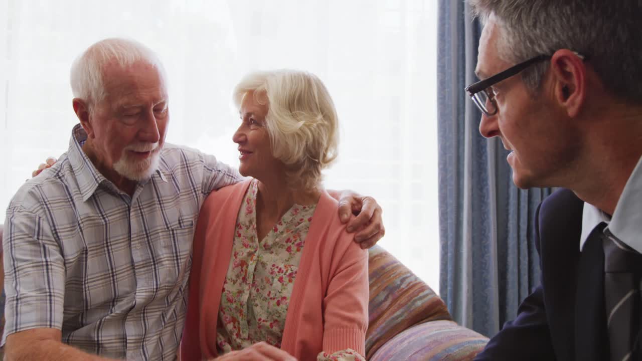 노인 집 에서 사업가 와 대화 하는 노인 부부