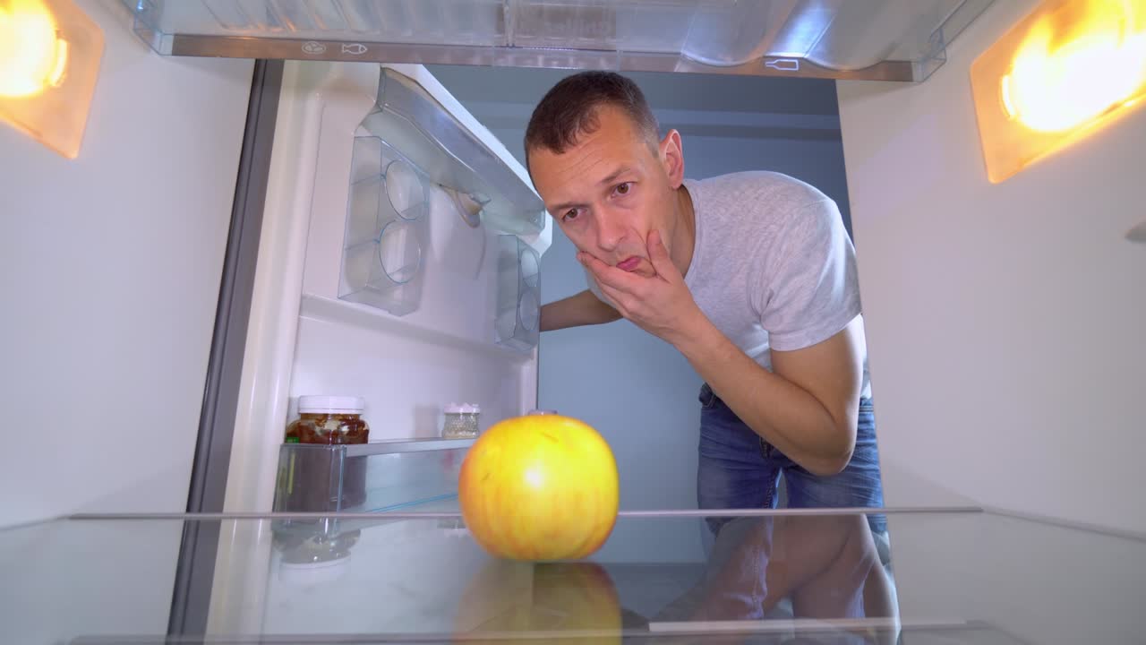 그 남자는 사과만 있는 냉장고를 열었습니다.