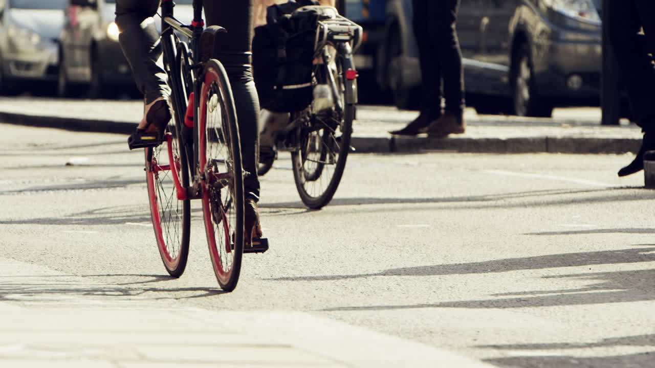런던의 거리를  ⁇ 고 있는 익명의 사업가들의 군중 2014년 여름