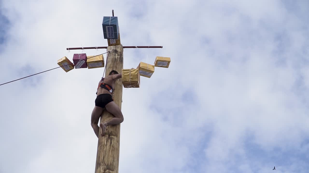 상자 들 을 들고 기둥 을 오르는 사람