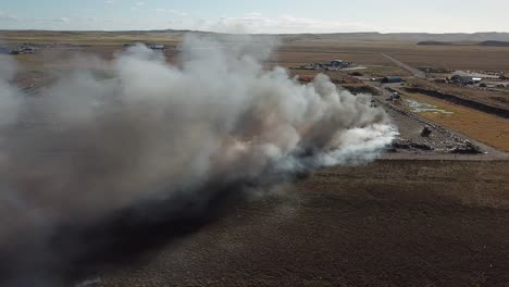humo sobre el campo del depósito de chatarra