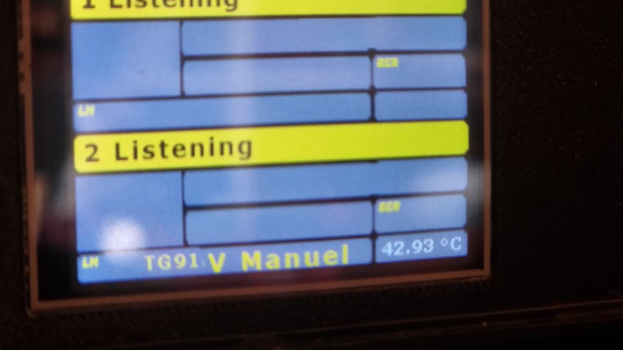 아마추어 라디오 디지털 통신 핫스 스크린 타임 스 글로벌 방송 방송국을 스크롤합니다.