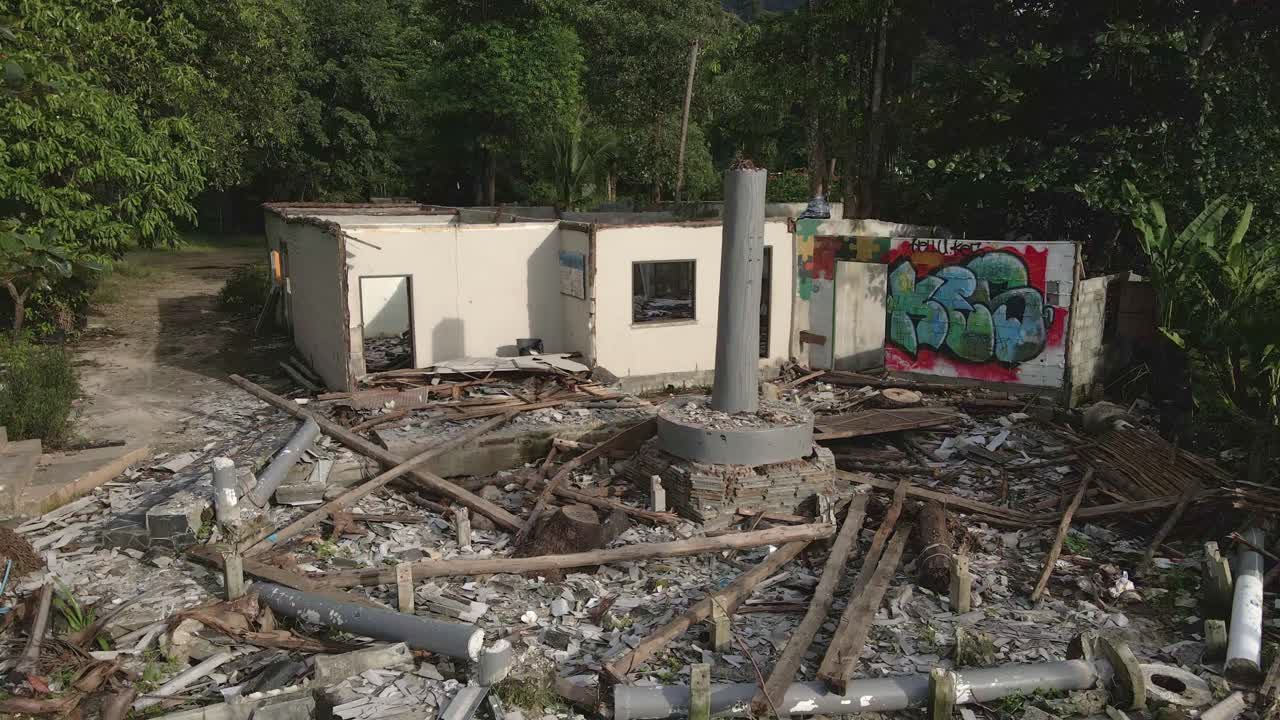 코비드 19가 세계 여행과 관광에 미치는 영향으로 인해 태국 코창에 있는 버려지고 버려진 레스토랑 관광 리조트의 기울기