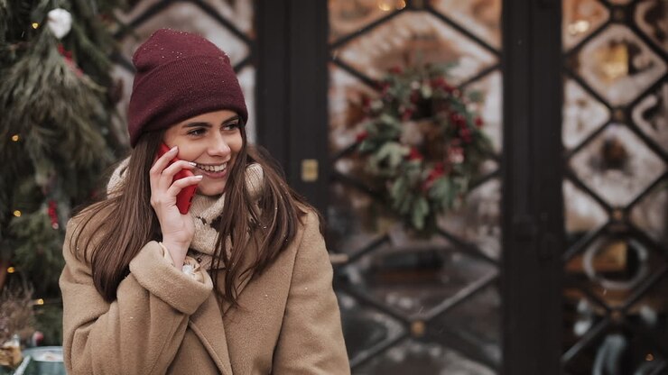Donna che parla al telefono in inverno