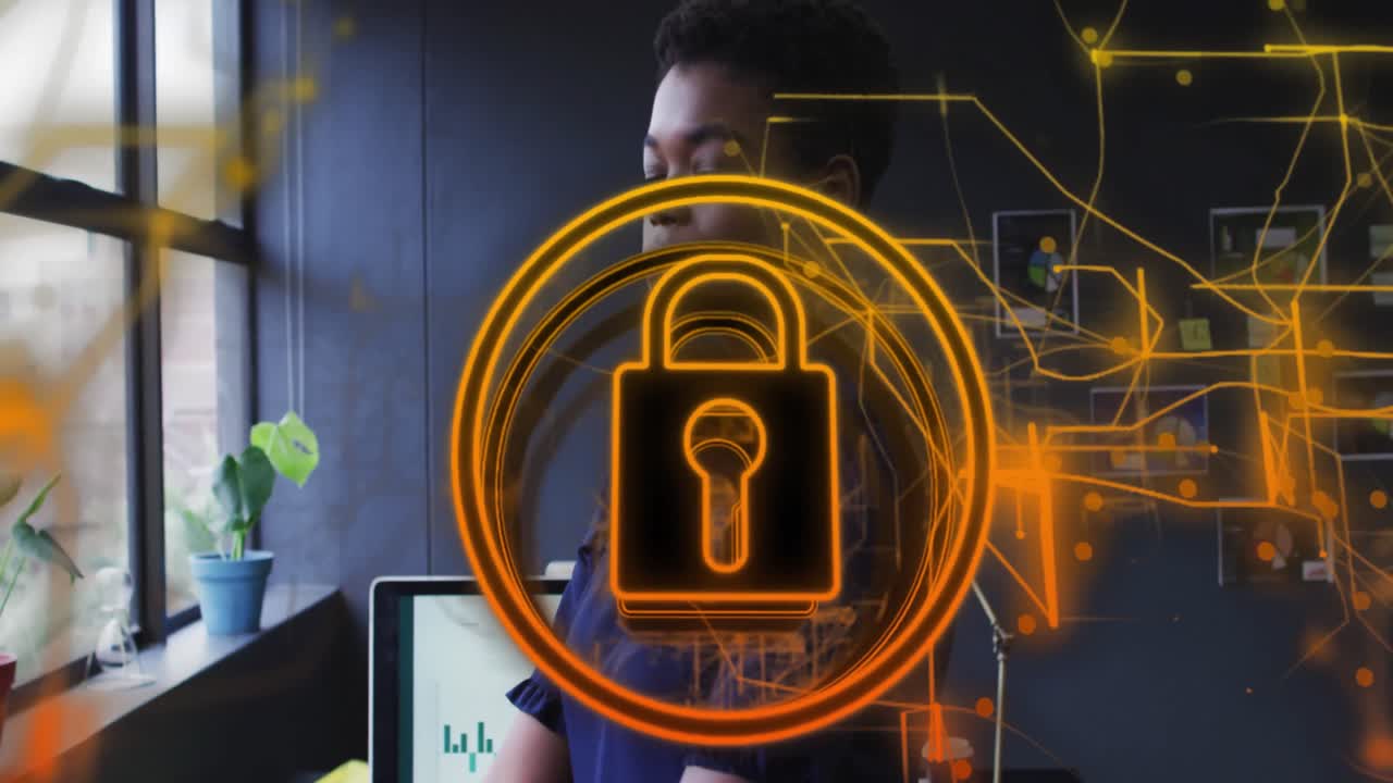 animación del icono del candado de seguridad sobre una mujer afroamericana mirando por la ventana en la oficina