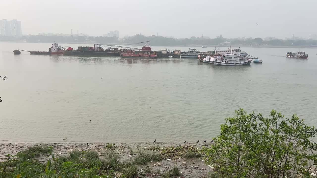 vista de perfil de filas de barcos y pequeños barcos de pesca apilados en el río hooghly cerca de babu ghat en kolkata, india