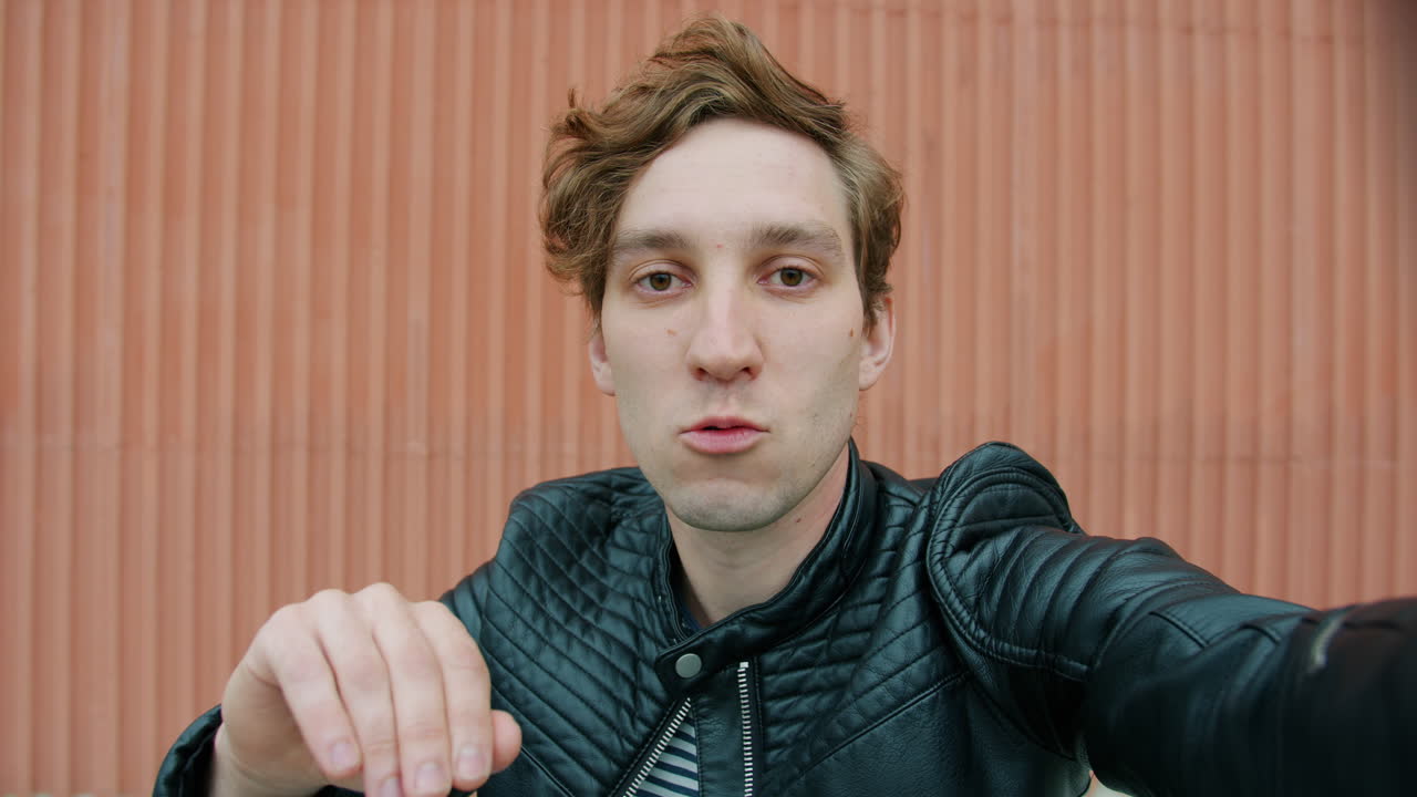 셀피를 찍는 젊은 남자