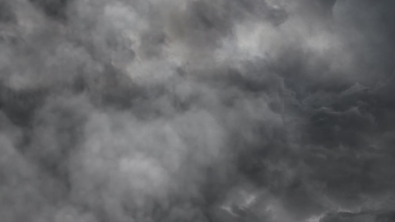 어두운 하늘에 두꺼운 어두운 구름과 천둥