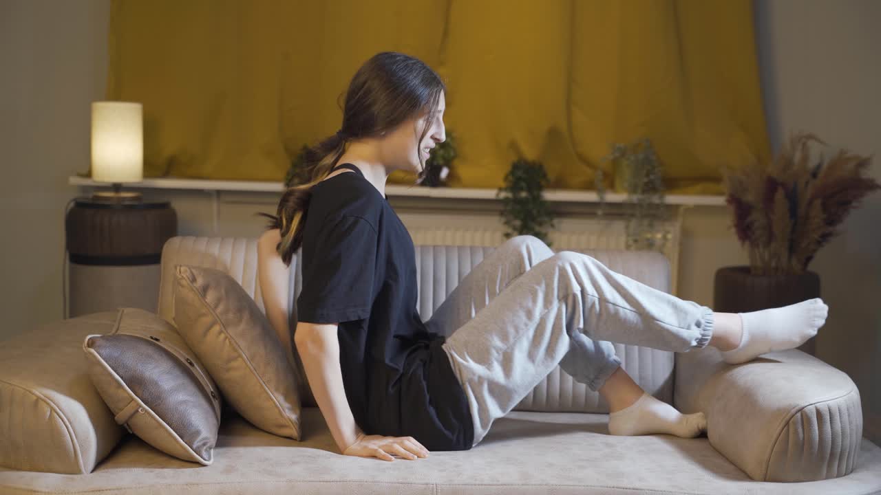 누군가가 오고 있다고 생각하는 정신병을  ⁇ 고 있는 젊은 여성.