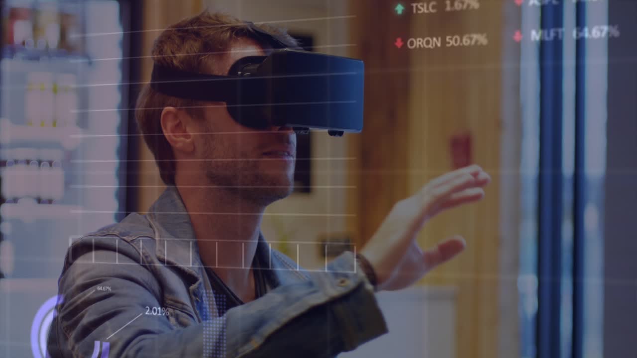 Animace zpracování dat nad kavkazským mužem používajícím VR headset.