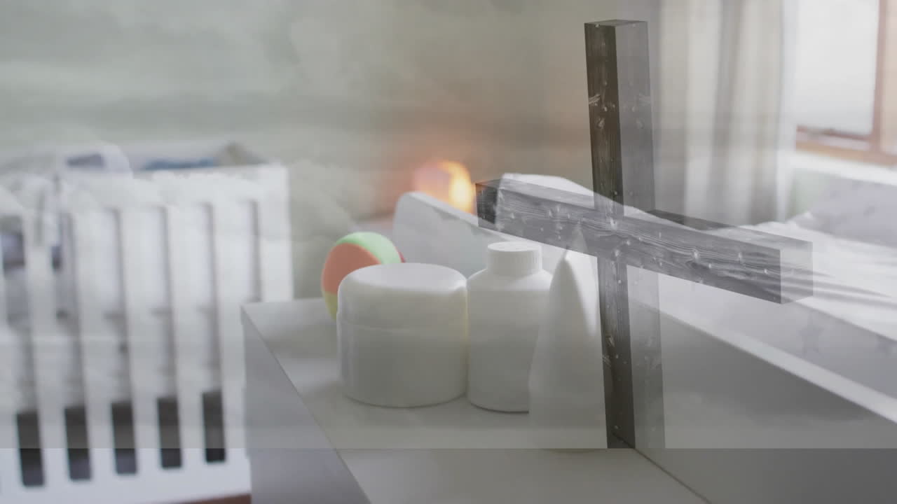 In de kinderkamer, kruis en flesjes op een plank die een serene sfeer creëren met animatie.