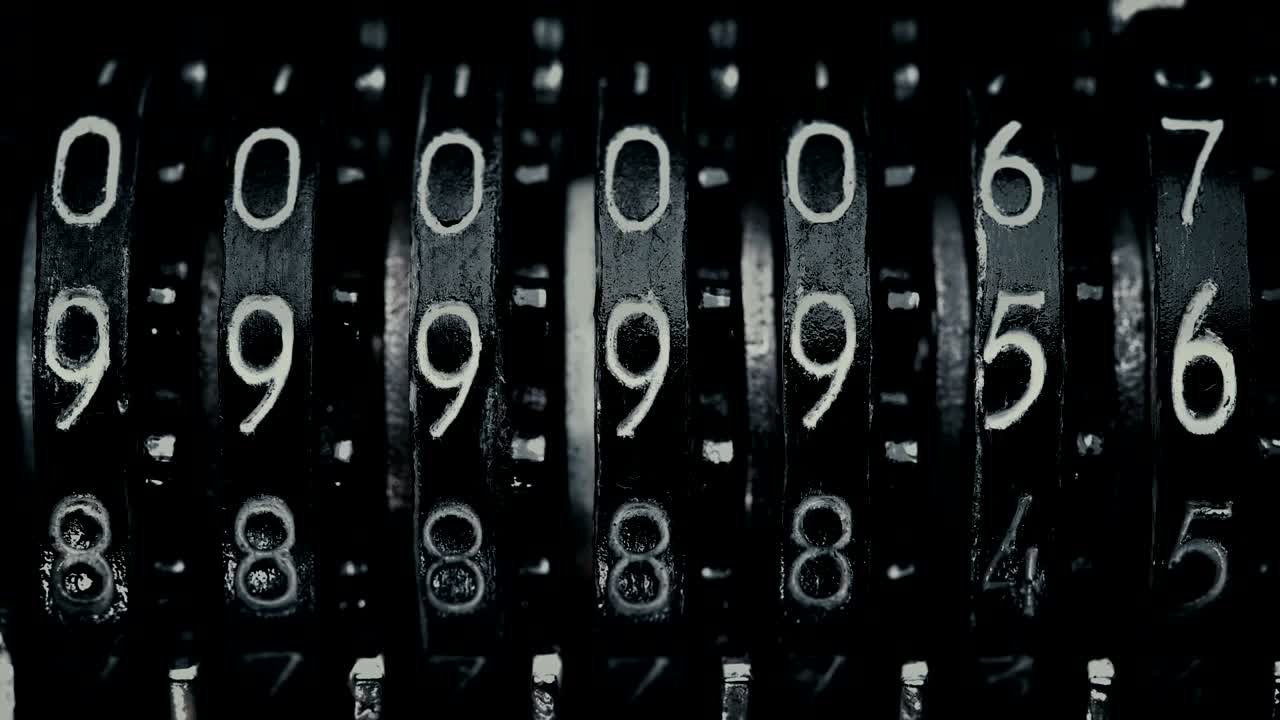 los contadores mecánicos giran rápidamente y los números cambian rápidamente