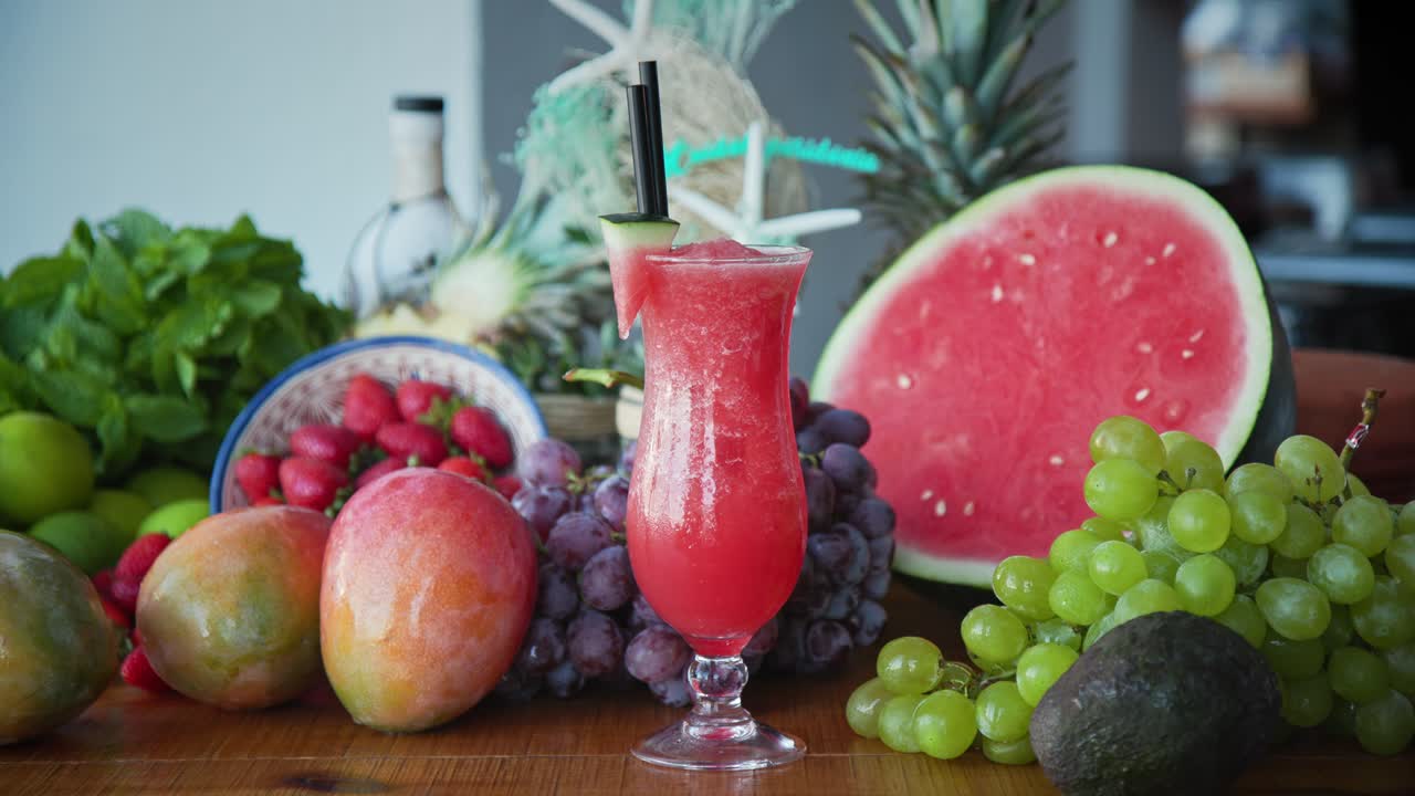 Inquadratura statica di frutta e verdura fresca per preparare frullati succulenti e gustosi