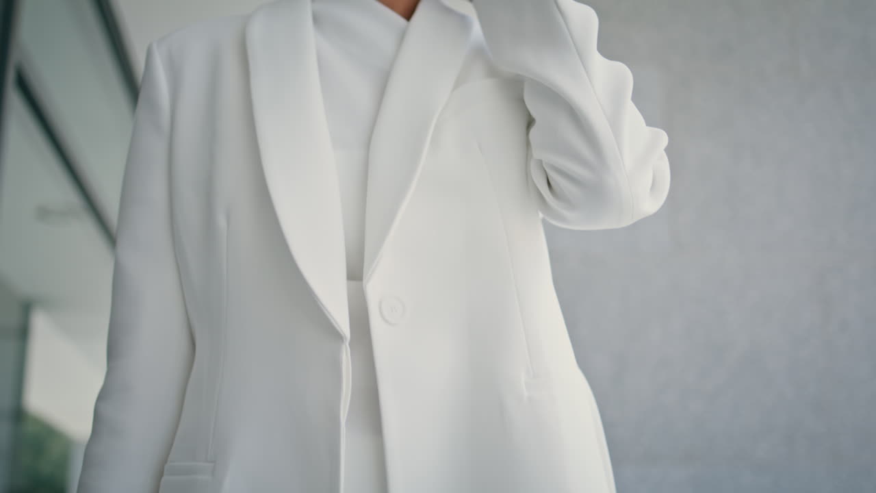 심각한 여성 감독이 스마트폰으로 이야기하고 사무실을 서두르고 있습니다. 여성이 전화하고 있습니다.