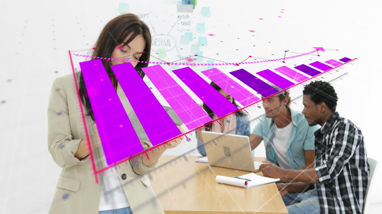 animación del procesamiento de datos estadísticos sobre una mujer de negocios caucásica que usa una tableta digital en la oficina