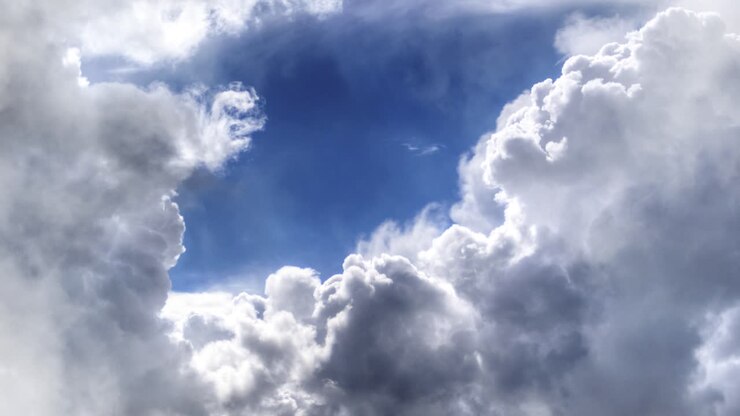dicke kumuluswolken in einem klaren blauen himmel
