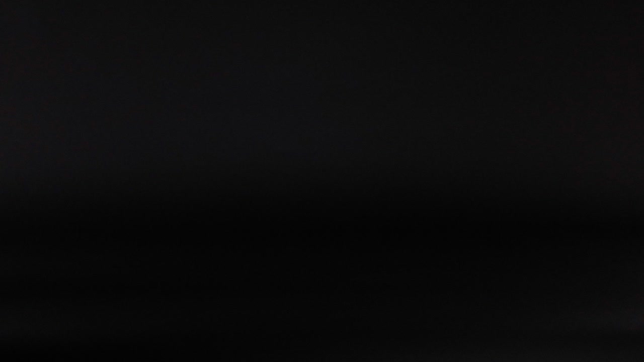 bola de golf rebotando contra un fondo oscuro