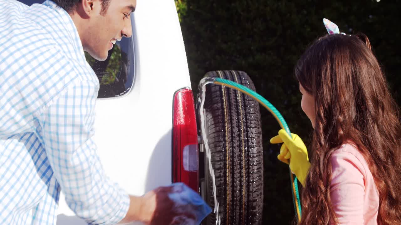 padre e hija lavando el coche juntos