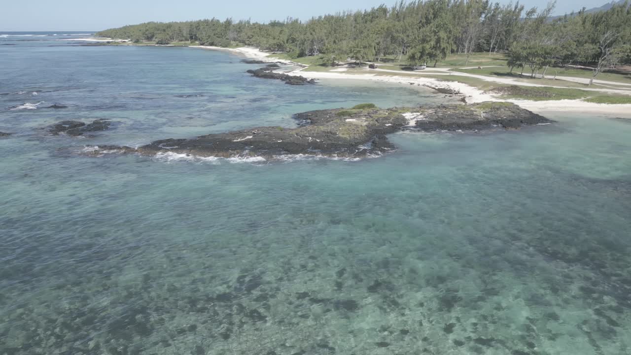 Mauritius - Palmar - backwards view revealing the palmar beach