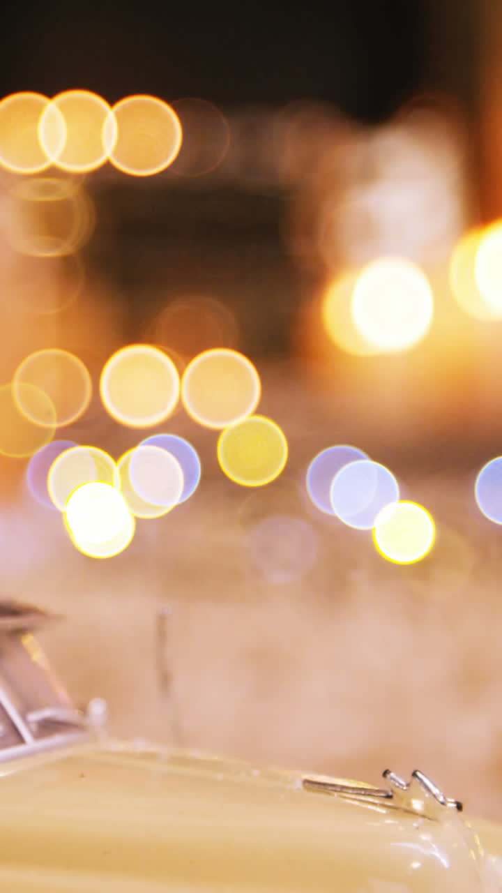 coche de juguete con cono de pino en una mesa de madera
