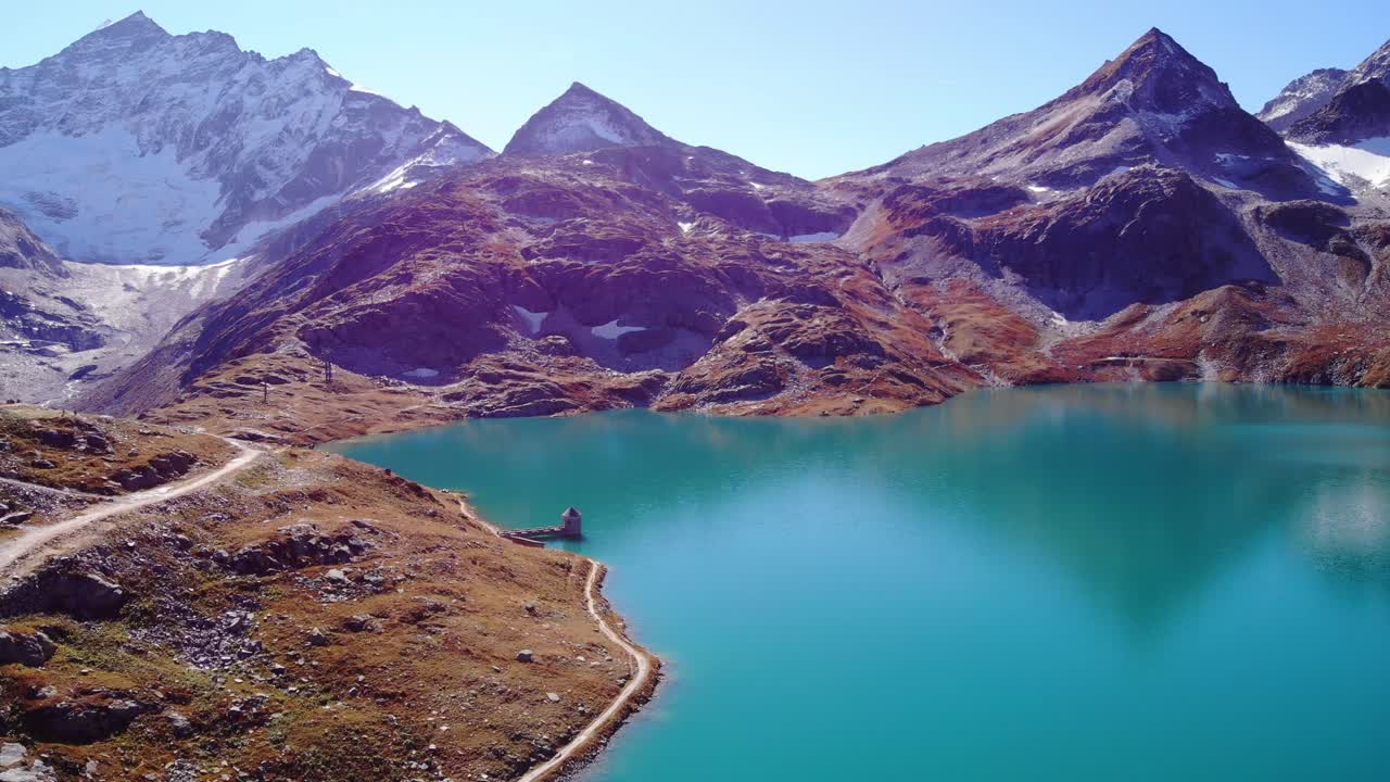 pintoresco paisaje de montaña y tranquilas aguas azules del lago weisssee y embalse en verano en austria