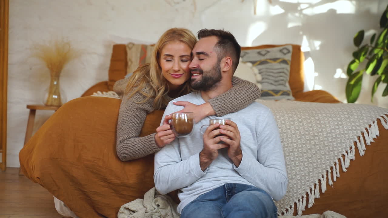 bella coppia che si abbraccia a letto in una giornata invernale