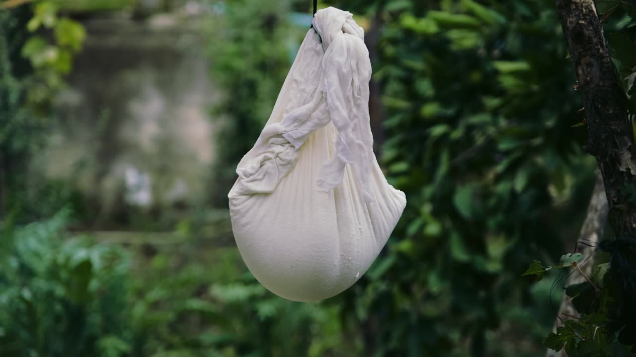 전통적인 방법으로 집에서 치즈를 만드는 것.