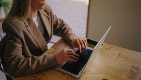 una mujer trabajando en su computadora portátil en una oficina