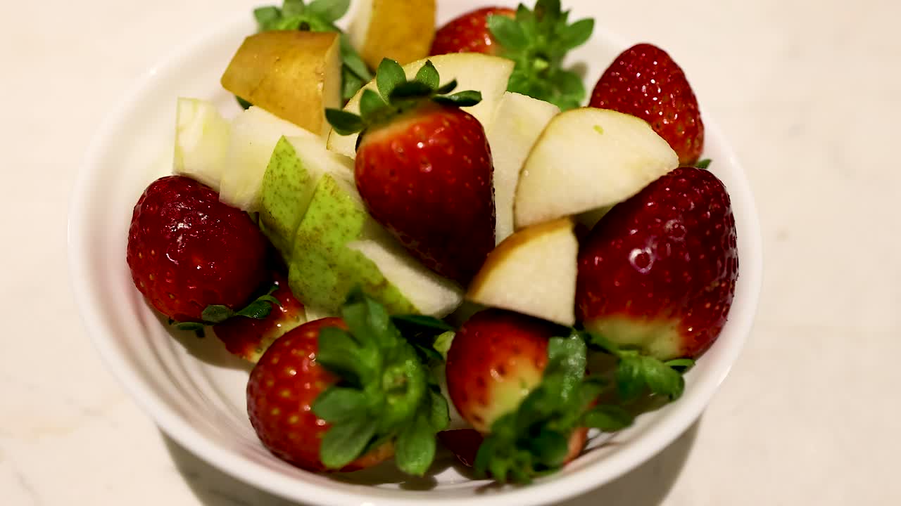 Миска свежих груш и клубники