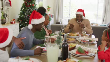 Glückliche-Afroamerikanische-Familie-Beim-Weihnachtsessen