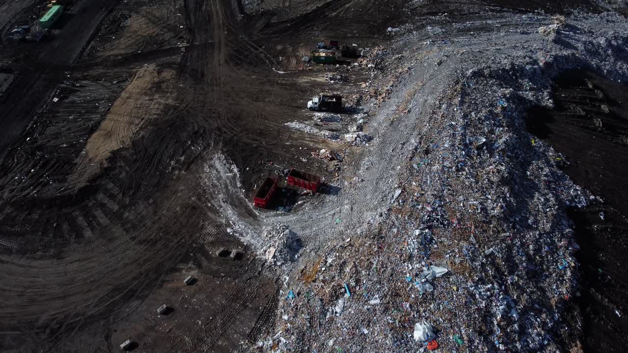 un camión lleno de basura en el vertedero de calgary, alberta