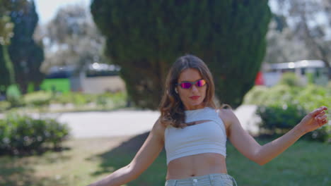 una mujer disfrutando de un día en el parque.