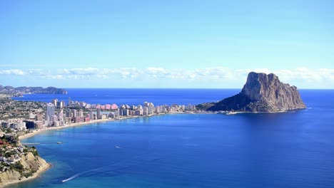 Peñón-Ifach-Y-La-Costa-De-Calp-Lapso-De-Tiempo-Desde-El-Punto-De-Vista-Aéreo