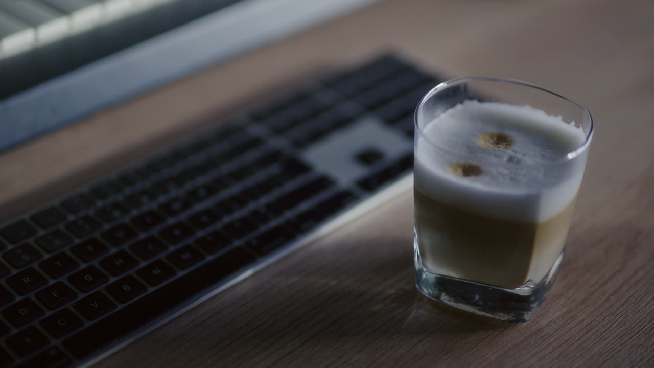 café con leche en el escritorio esperando al trabajador de la oficina