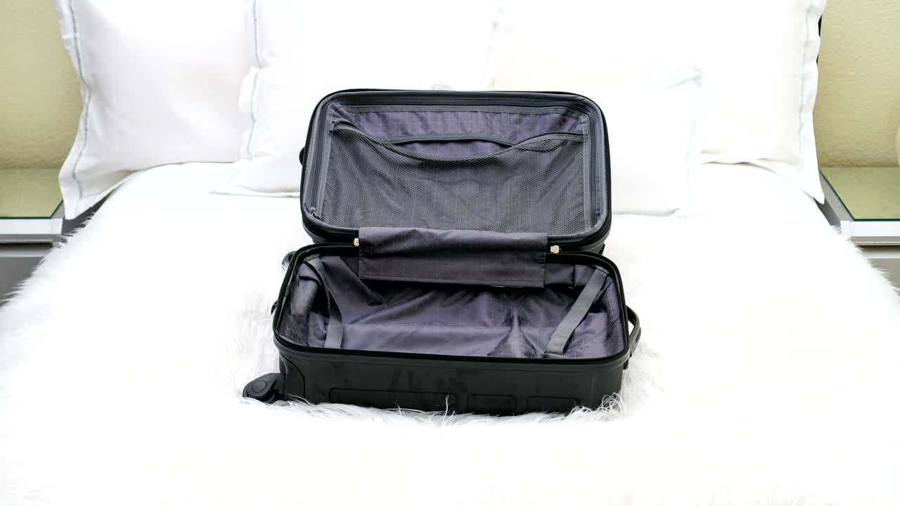 여성의 옷으로 채워진 빈 가방의 4k 스 모션 애니메이션