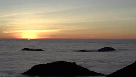 increíble vista del atardecer sobre las nubes en las montañas
