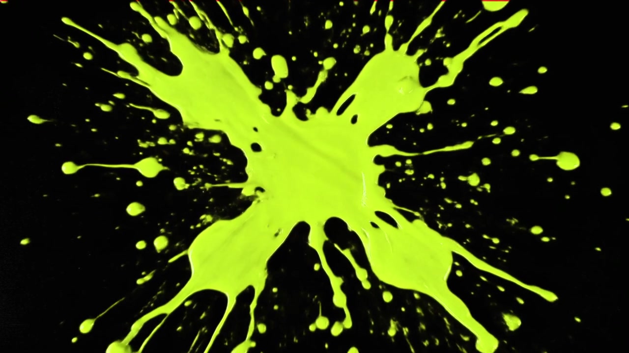 Vernice verde neon brillante che schizza su superficie nera