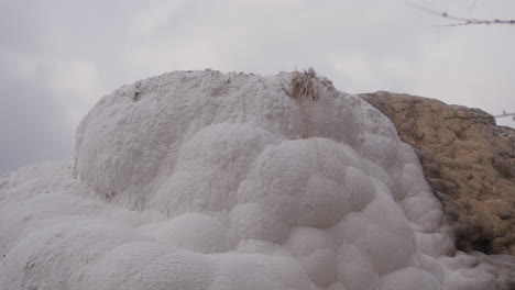 cerca de un glaciar en pamukkale cerca de hierápolis