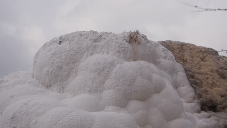 cerca de un glaciar en pamukkale cerca de hierápolis