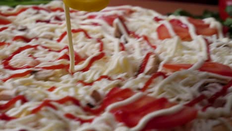 preparando un delicioso plato de ensalada de pizza