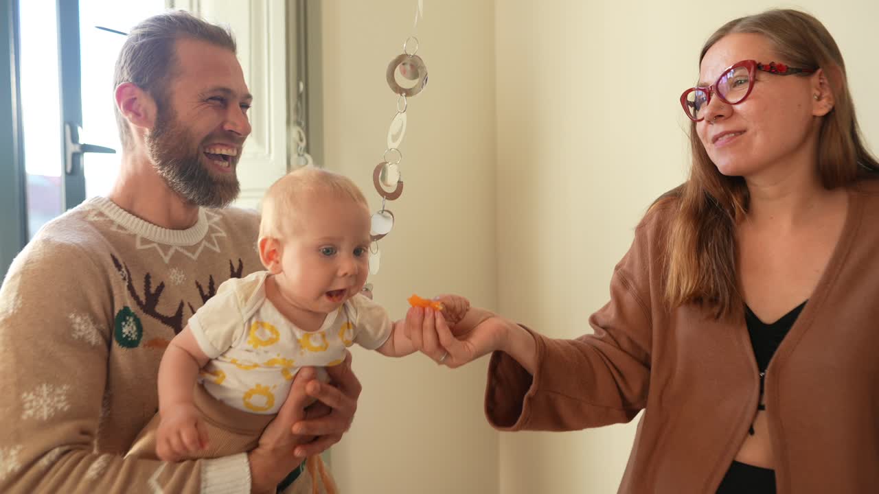 행복한 가족 먹이 아기