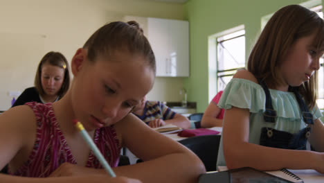 grupo de niños que estudian en la clase