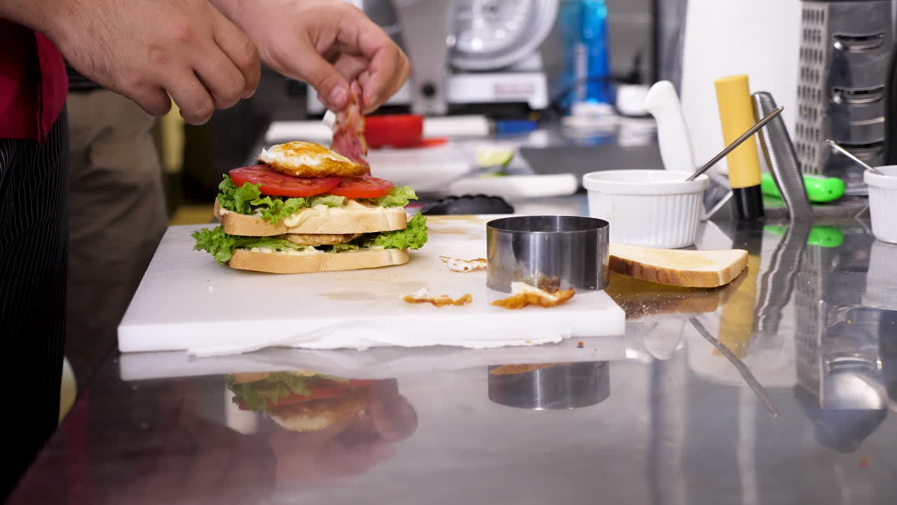 샌드위치를 만들고