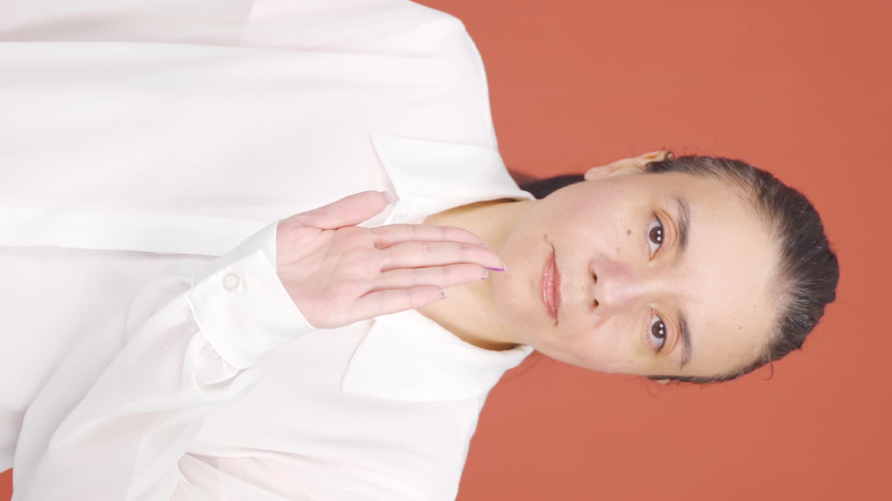 video vertical de una mujer haciendo una señal de alto para la cámara.