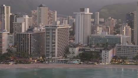 tomada aérea del vecindario de waikiki y las playas por la mañana, hawai, o'ahu